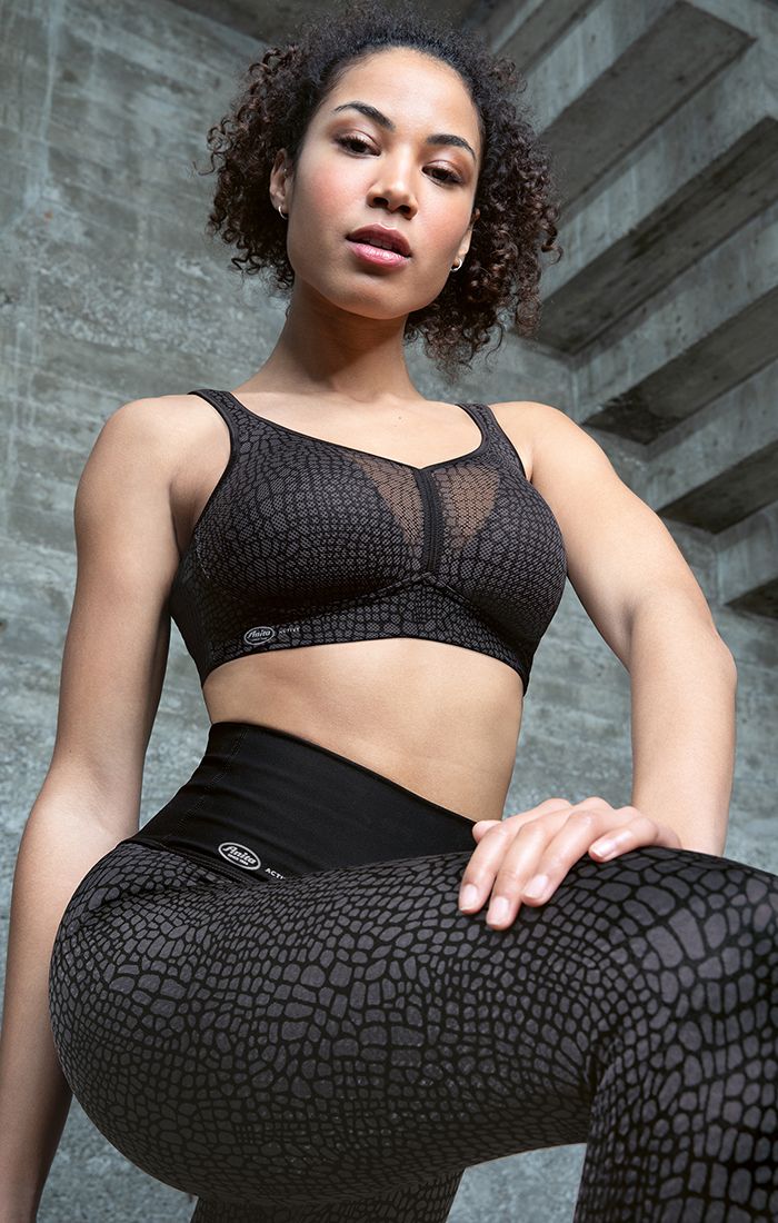 Premium Photo  Supportive and breathable mesh sports bra designed  exclusively for yoga and pilates providing the perfect blend of support  flexibility and ventilation Generated by AI